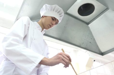 Бургеры, панкейки, испанские закуски: студент СИТ Максим Яхненко прошел первый отборочный тур Всероссийского чемпионата молодых профессионалов