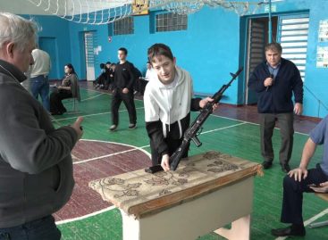 Кто быстрее? Ученики сельских школ снаряжали магазин, собирали и разбирали автомат Калашникова