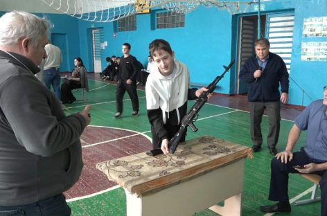 Кто быстрее? Ученики сельских школ снаряжали магазин, собирали и разбирали автомат Калашникова