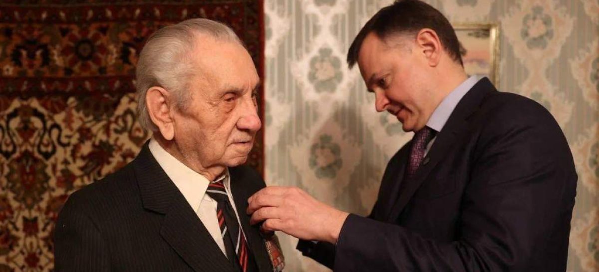 Слюсарь навестил донских фронтовиков и вручил им юбилейные медали к 80-летию Победы