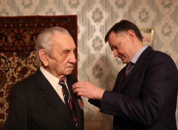Слюсарь навестил донских фронтовиков и вручил им юбилейные медали к 80-летию Победы