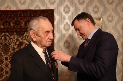 Слюсарь навестил донских фронтовиков и вручил им юбилейные медали к 80-летию Победы