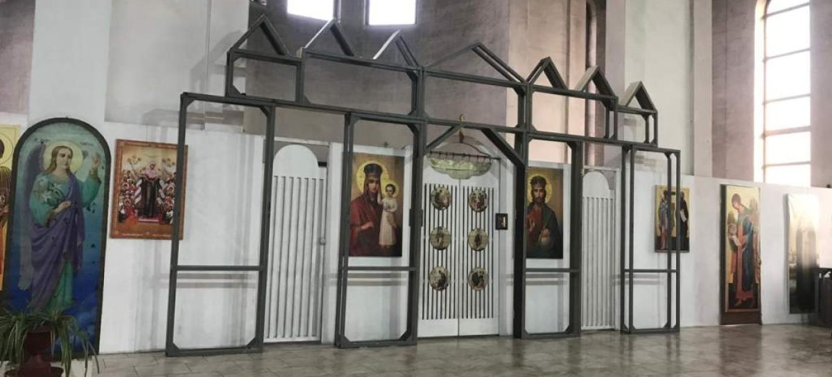 В соборе Кирилла и Мефодия в Сальске начали устанавливать новый иконостас