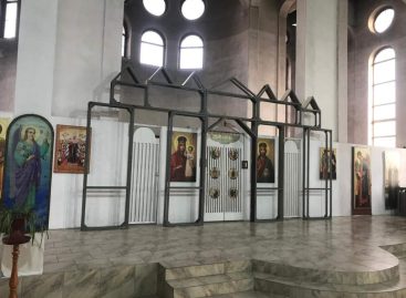 В соборе Кирилла и Мефодия в Сальске начали устанавливать новый иконостас