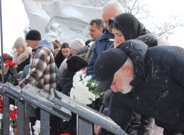 В посёлке Юловский открыли мемориальные плиты погибшим участникам СВО