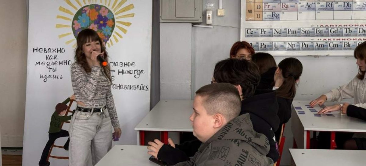 Сотрудники городского Дворца культуры в Сальске провели для учащихся школы № 21 г. Сальска игру «Современные хиты. Музыкальный тренд»