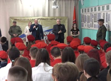 С песнями и военными трофеями: передвижной центр патриотического воспитания РДК дает концерты в школах