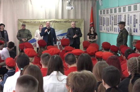 С песнями и военными трофеями: передвижной центр патриотического воспитания РДК дает концерты в школах