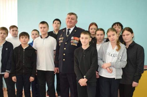 Учащиеся школы № 7 встретились с участником контртеррористической операции на Северном Кавказе Анатолием Погореловым.