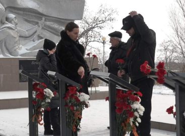В честь героев-земляков: в поселке Юловский установили памятные плиты погибшим в зоне СВО
