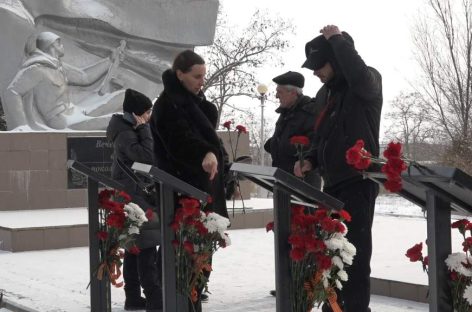 В честь героев-земляков: в поселке Юловский установили памятные плиты погибшим в зоне СВО