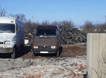 В СНТ «Железнодорожник», в Сальском районе, на территории одного из садовых участков, скопилось гигантское количество отходов