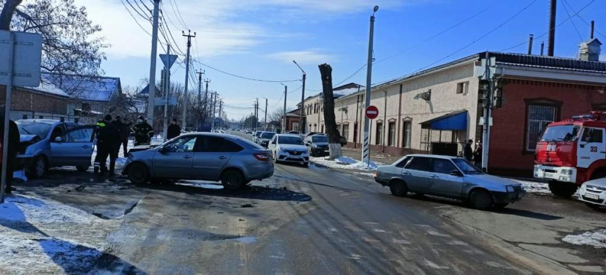 В Сальске столкнулись «Лада Гранта» и «Форд»