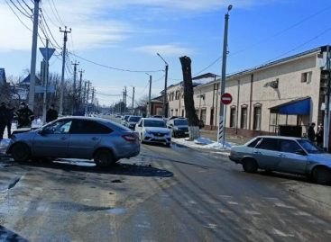 В Сальске столкнулись «Лада Гранта» и «Форд»