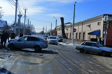 В Сальске столкнулись «Лада Гранта» и «Форд»