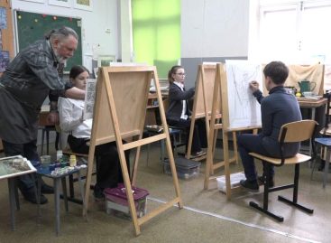 Рисуют сказки, праздники, войну: юные художники готовятся к выставке «Наши истоки»