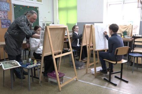Рисуют сказки, праздники, войну: юные художники готовятся к выставке «Наши истоки»