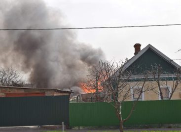 В Сальске, на улице Дзержинского, 17 марта, около 12.00, загорелась постройка в частном домовладении