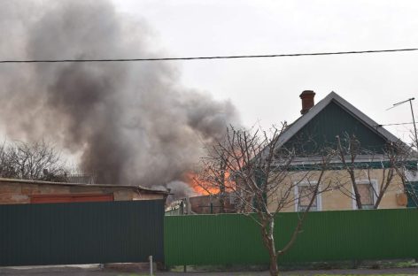 В Сальске, на улице Дзержинского, 17 марта, около 12.00, загорелась постройка в частном домовладении