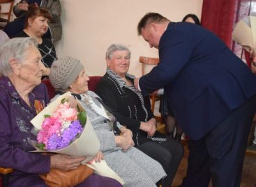 В Сальске вручили медали женщинам-ветеранам