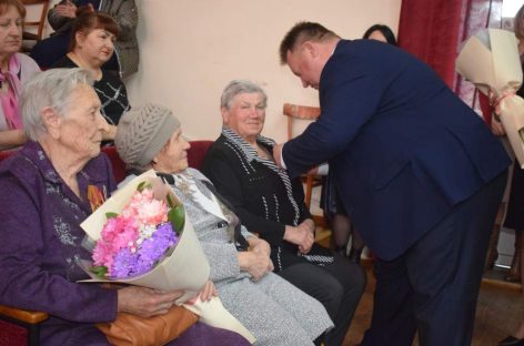 В Сальске вручили медали женщинам-ветеранам