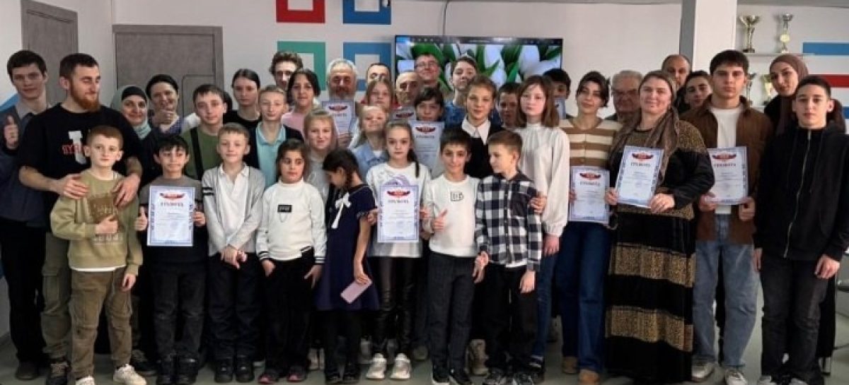 В Сальске 38 шашистов разыграли партии в честь 8-го Марта