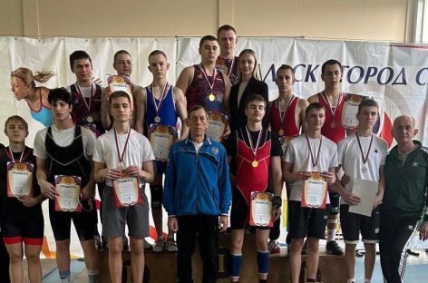 13 золотых медалей завоевали сальские тяжелоатлеты