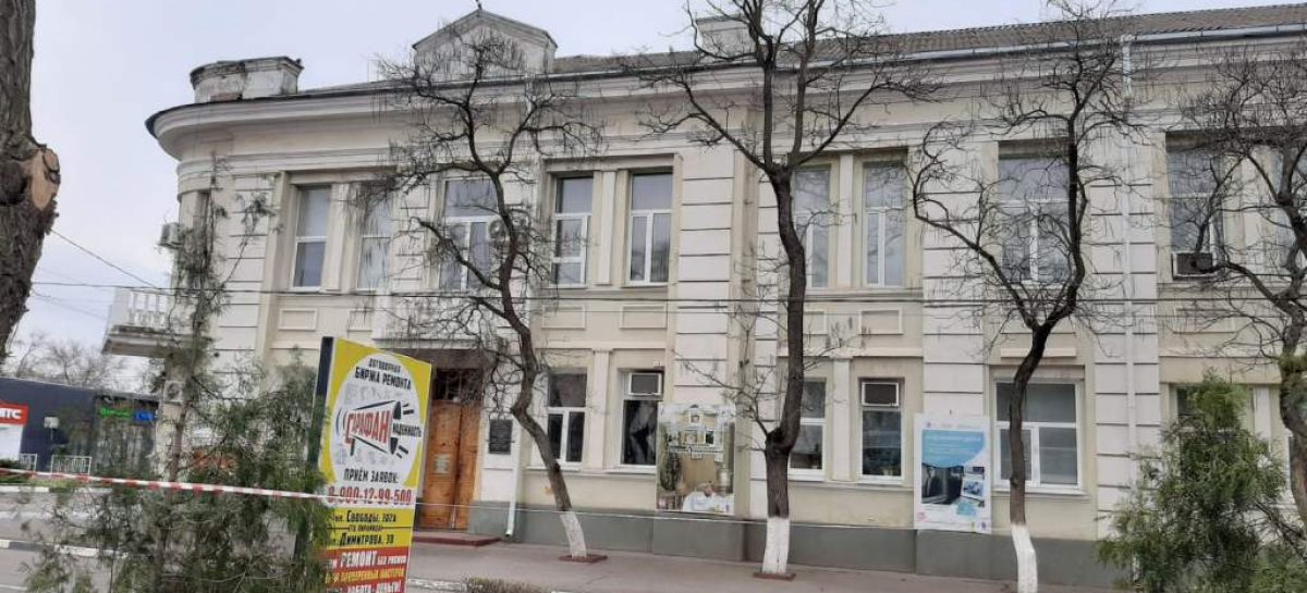В Сальске обломки беспилотника самолетного типа повредили здание музея им. В.Н. Нечитайло, магазина и МКД