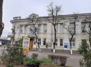 В Сальске обломки беспилотника самолетного типа повредили здание музея им. В.Н. Нечитайло, магазина и МКД