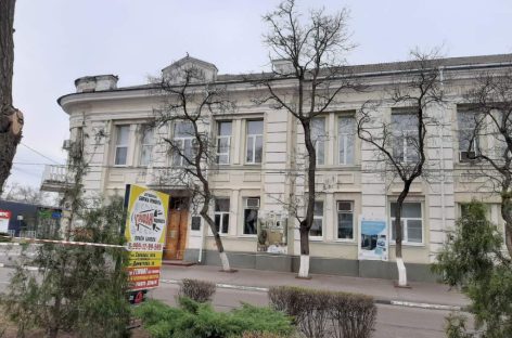 В Сальске обломки беспилотника самолетного типа повредили здание музея им. В.Н. Нечитайло, магазина и МКД