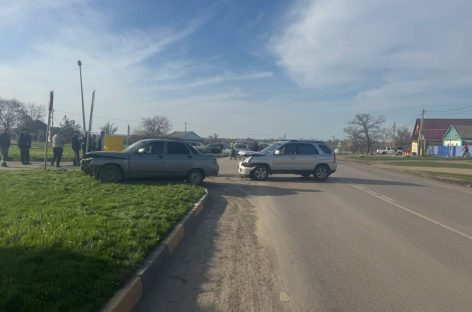 В Сальском районе из-за нарушения правил дорожного движения произошла авария