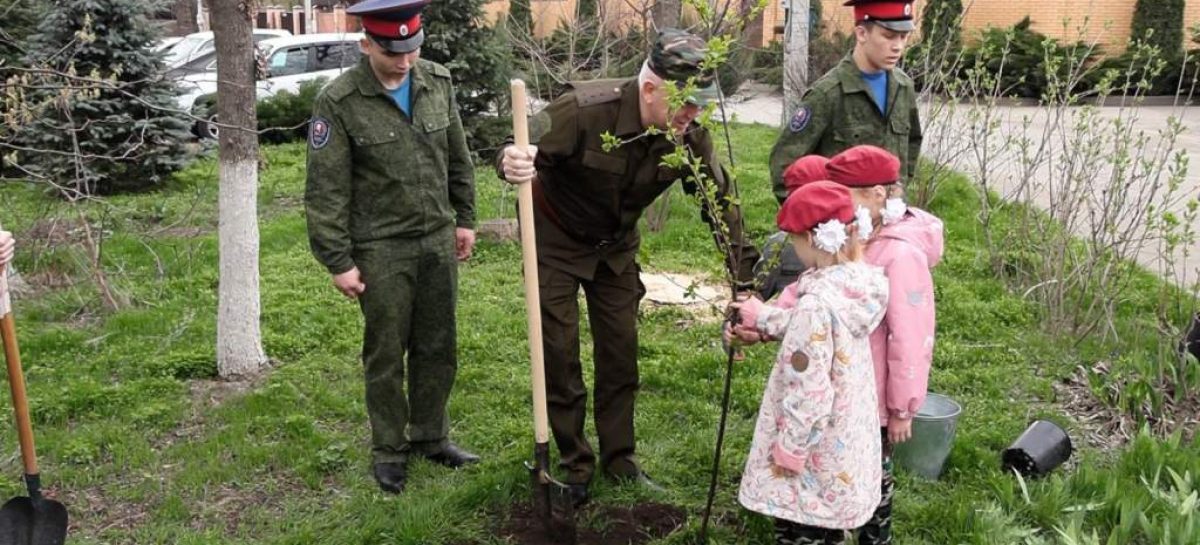 Кадеты в рамках акции «Дон помнит» привели в порядок памятник освободителям Новочеркасска