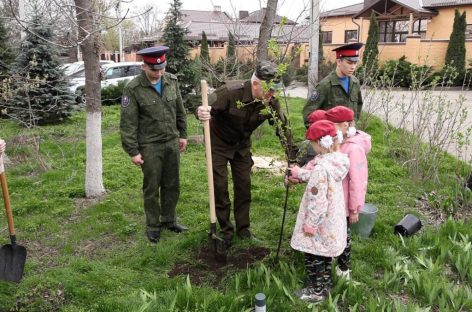 Кадеты в рамках акции «Дон помнит» привели в порядок памятник освободителям Новочеркасска