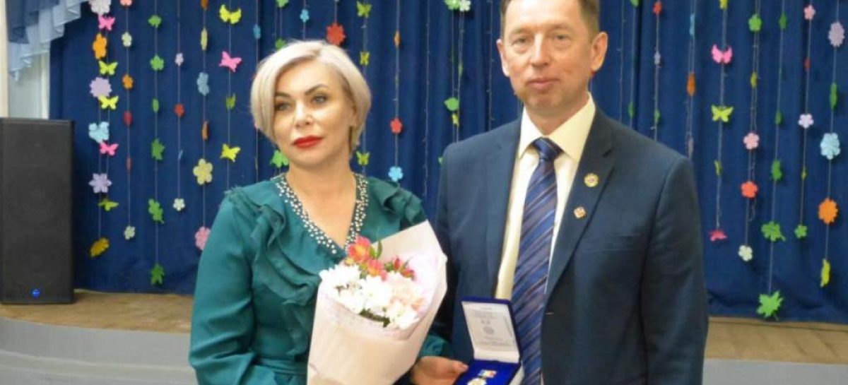 Главе Екатериновского поселения вручили знак «За заслуги в развитии местного самоуправления»