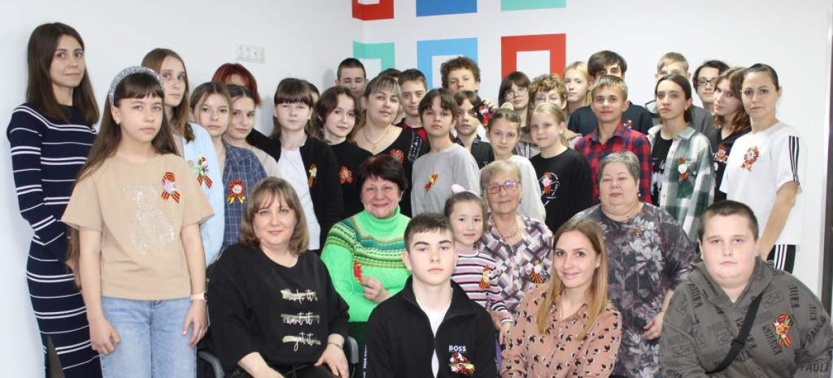 В Сальске провели патриотический мастер-класс «Георгиевская лента»