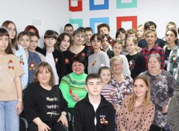 В Сальске провели патриотический мастер-класс «Георгиевская лента»