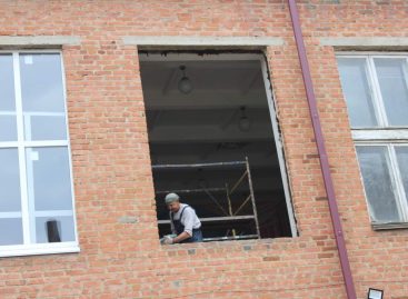 В школе № 51 села Березовка Сальского района меняют окна и входные двери