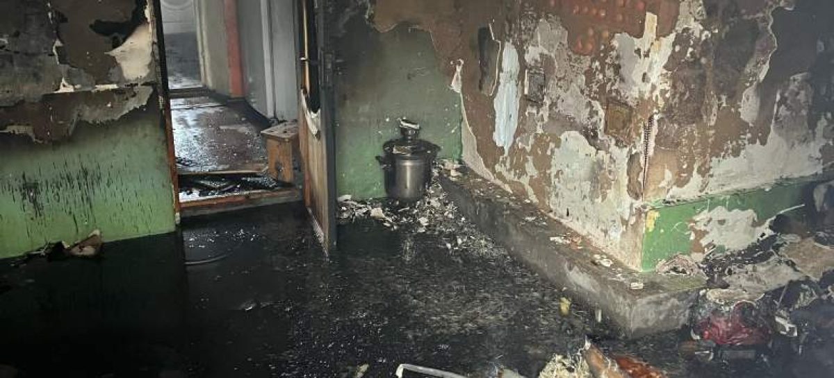 В Сальске огонь уничтожил комнату в жилом доме