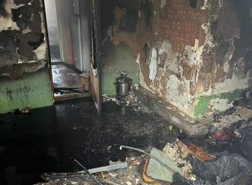 В Сальске огонь уничтожил комнату в жилом доме