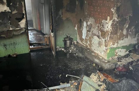 В Сальске огонь уничтожил комнату в жилом доме