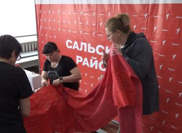 Стучат машинки: в Доме пионеров сшивают полотно Победы