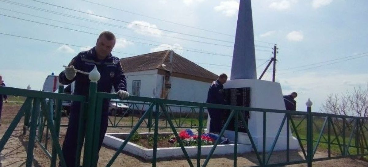 «Дон помнит»: областные спасатели наводят порядок у памятников героям Великой Отечественной войны