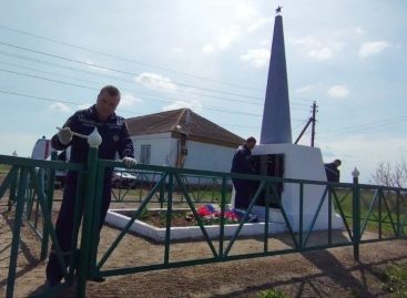 «Дон помнит»: областные спасатели наводят порядок у памятников героям Великой Отечественной войны