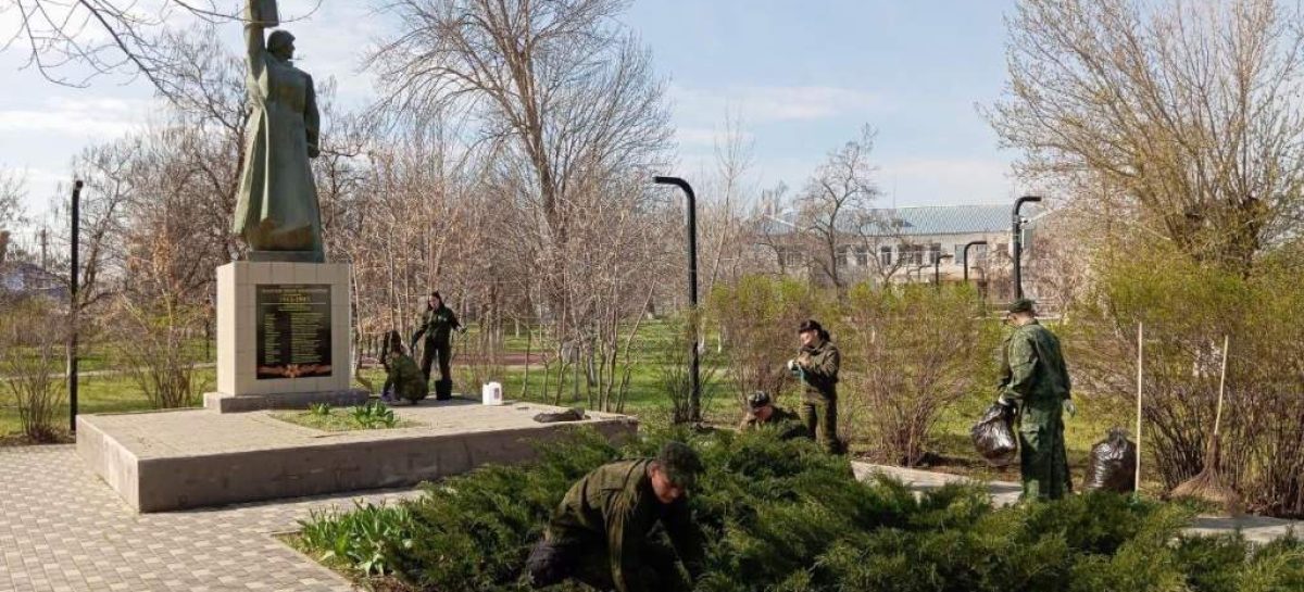 Акция «Дон помнит» продолжается: тацинские кадеты благоустроили воинское захоронение в Жирновском парке