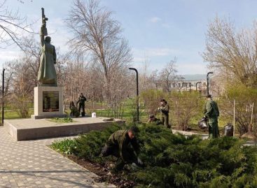 Акция «Дон помнит» продолжается: тацинские кадеты благоустроили воинское захоронение в Жирновском парке
