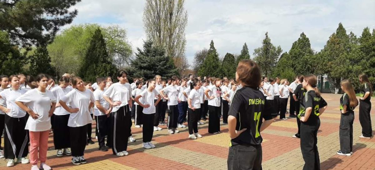 В лицее № 9 в Сальске в празднование Дня здоровья включились и первоклашки, и выпускники
