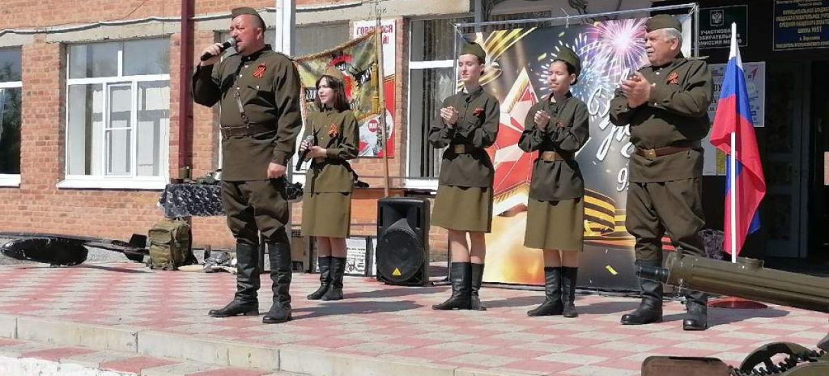 «Фронтовая бригада» Автоклуба № 1 РДК им. Р.В. Негребецкого в праздничные дни порадовала сальчан военными песнями