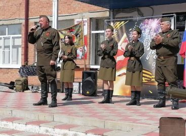 «Фронтовая бригада» Автоклуба № 1 РДК им. Р.В. Негребецкого в праздничные дни порадовала сальчан военными песнями