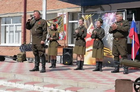 «Фронтовая бригада» Автоклуба № 1 РДК им. Р.В. Негребецкого в праздничные дни порадовала сальчан военными песнями