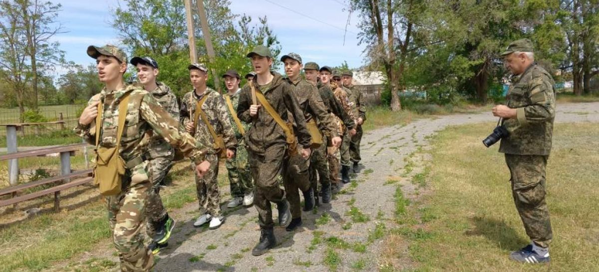 У юношей-десятиклассников школ Сальска и Сальского района идут военно-полевые сборы